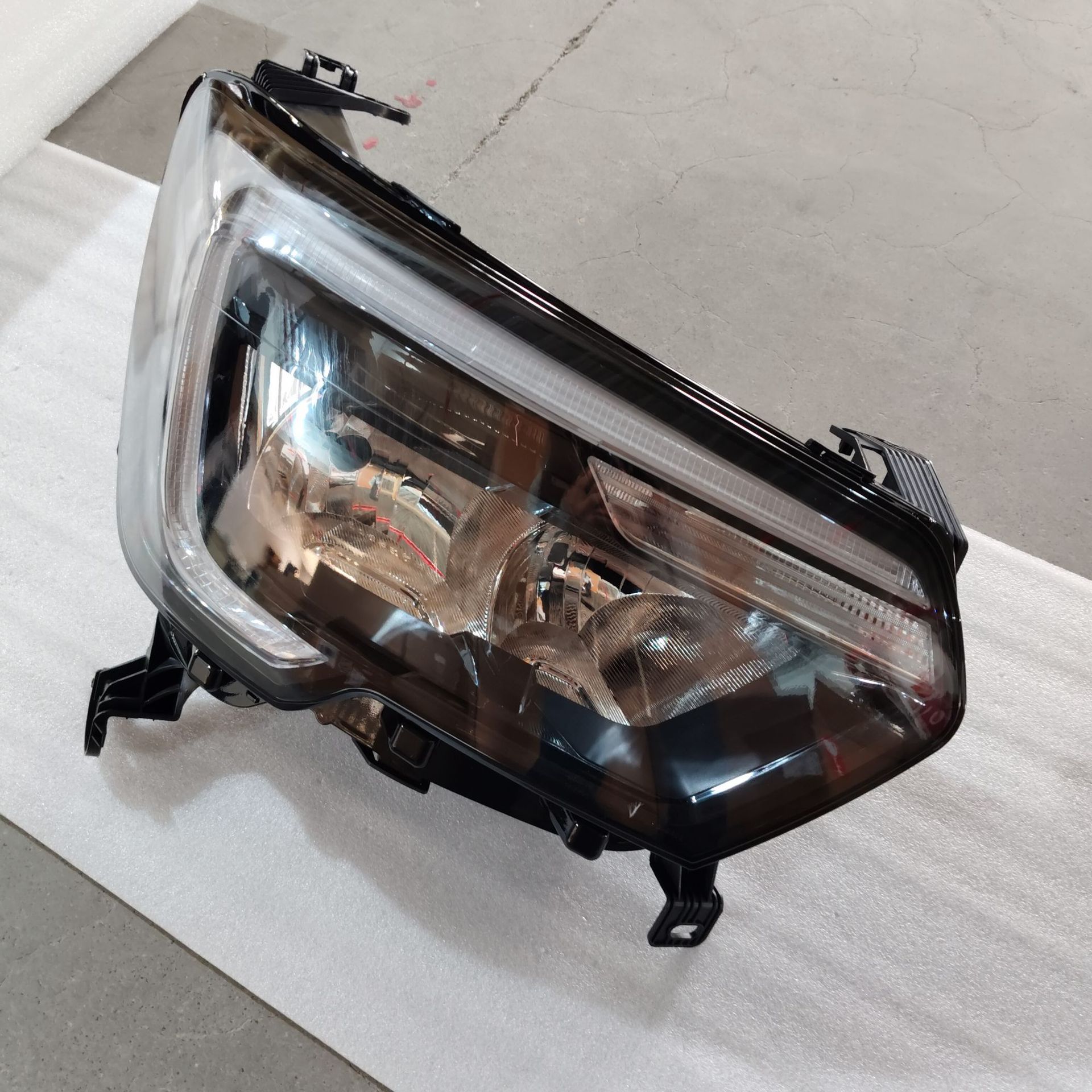 Renault Master Halogen Automotive Headlight view 2